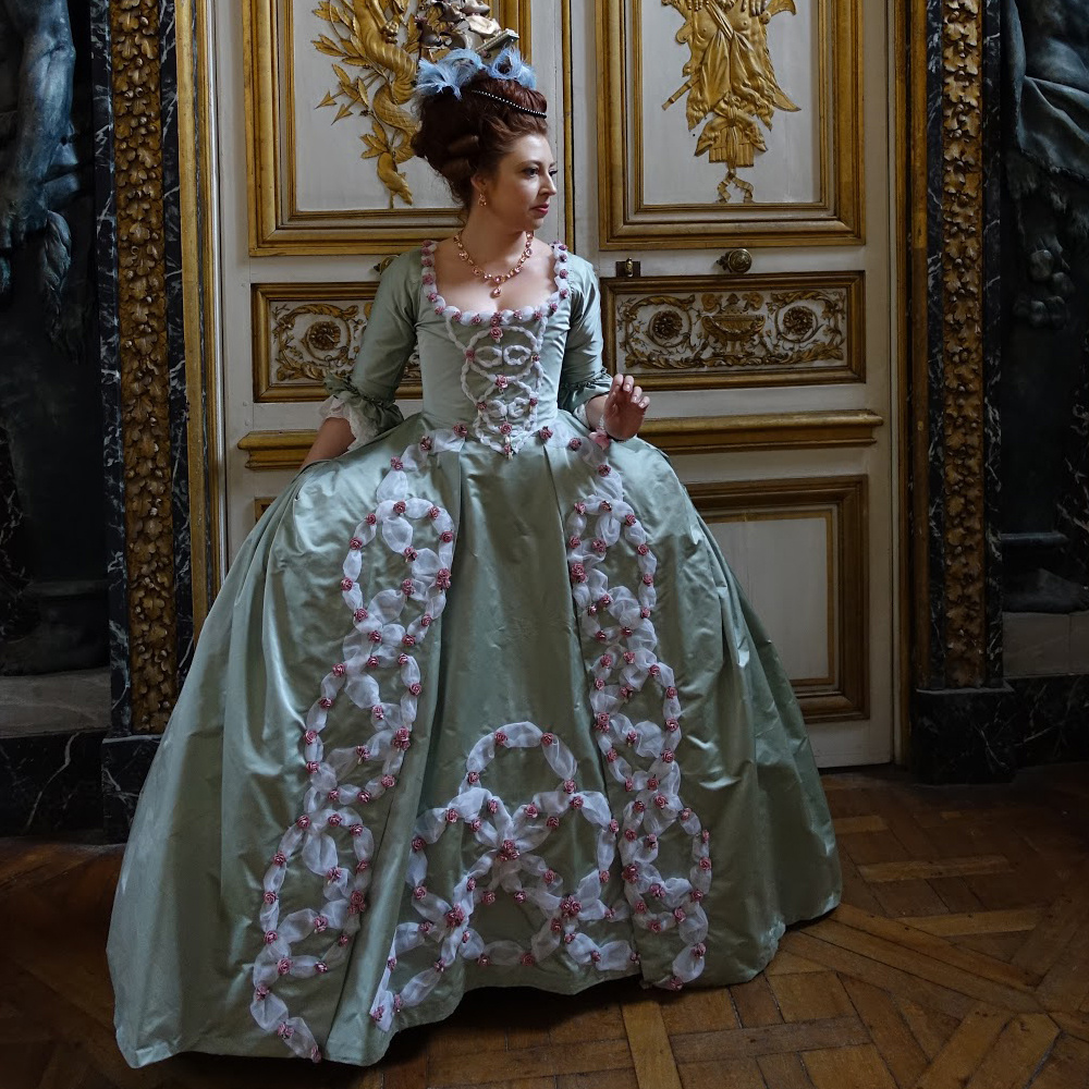 Evening Gown - Französisches Kleid im Rokoko-Stil, 18. Jahrhundert,